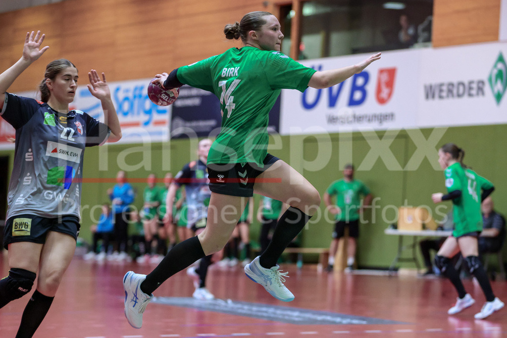 Handball, 2. Bundesliga Frauen, SV Werder Bremen - SV Union Halle-Neustadt | Mara Birk (SV Werder Bremen, 74) beim Wurf, am Ball, Spielszene, Aktion, Action