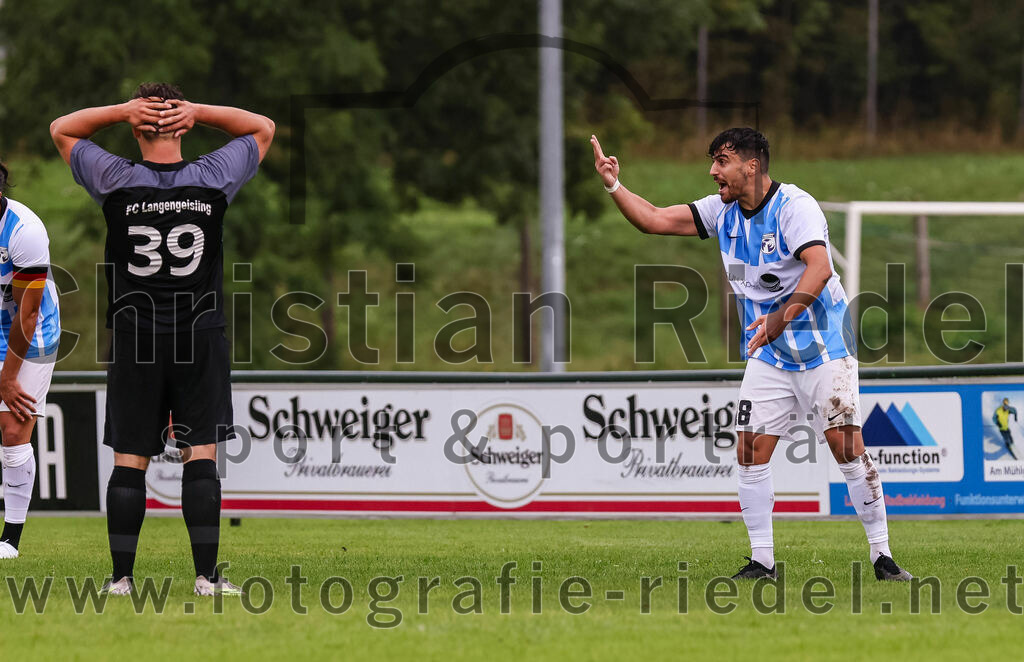 2023-08-05_117_FC_Langengeisling_gegen_SVN_Muenchen | Erding, Deutschland, 05.08.2023:
Fußball, Bezirksliga Oberbayern Ost 2023 / 2024, 2. Spieltag, FC Langengeisling gegen SVN München, Endergebnis: 1:3

Florian Rupprecht (FC Langengeisling, #39), Mehmet Köse (SVN München, #18)

Foto: Christian Riedel / fotografie-riedel.net
