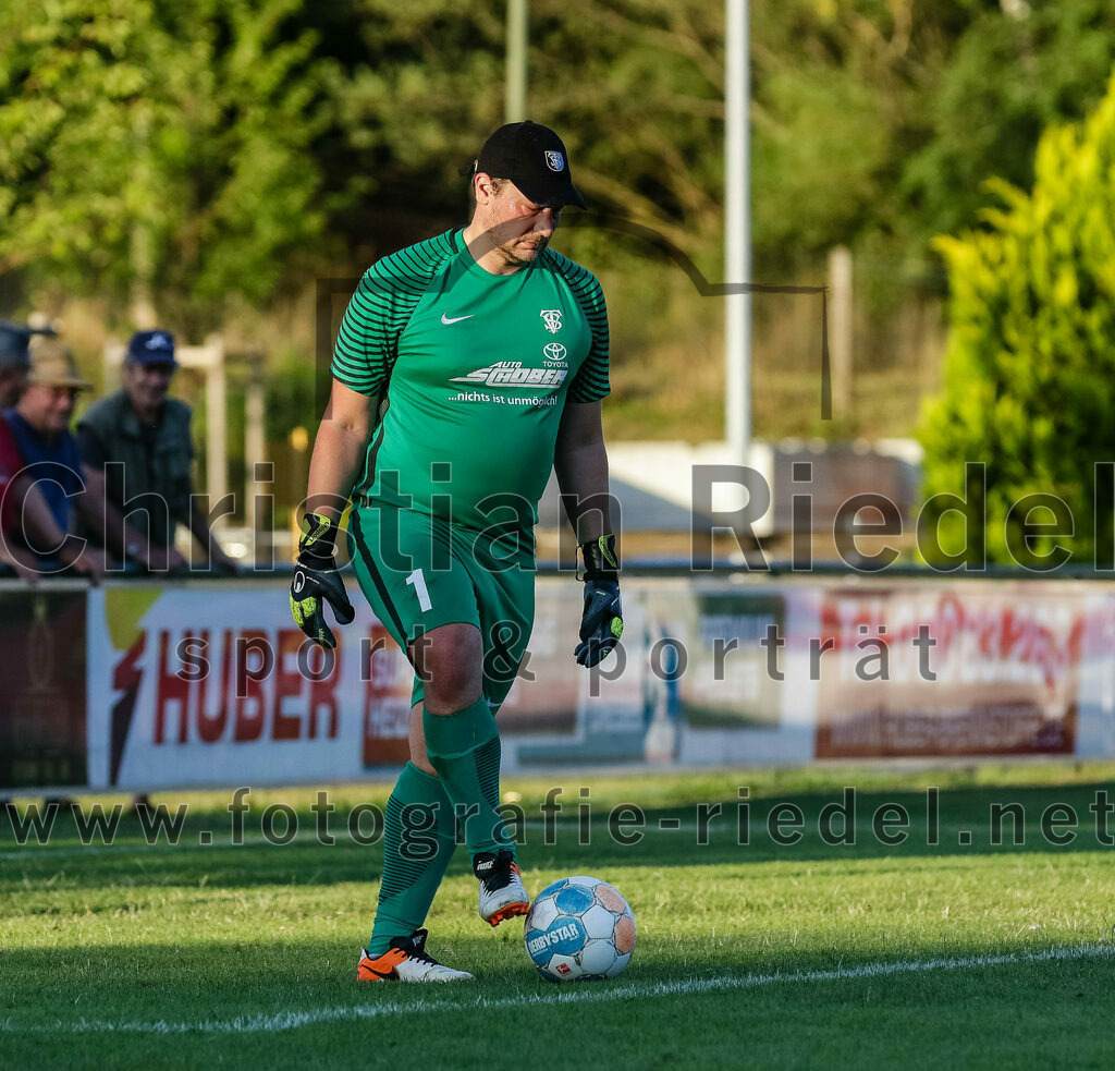 2023-07-14_098_FC_Langengeisling_gegen_FC_Velden-Eberspoint | Erding, Deutschland, 14.07.2023:
Fußball, Bezirksliga Oberbayern Ost 2023 / 2024, Testspiel, FC Langengeisling gegen FC Velden-Eberspoint, Endergebnis: 5:0

Torwart Michael Koch (FC Velden-Eberspoint, #1)

Foto: Christian Riedel / fotografie-riedel.net