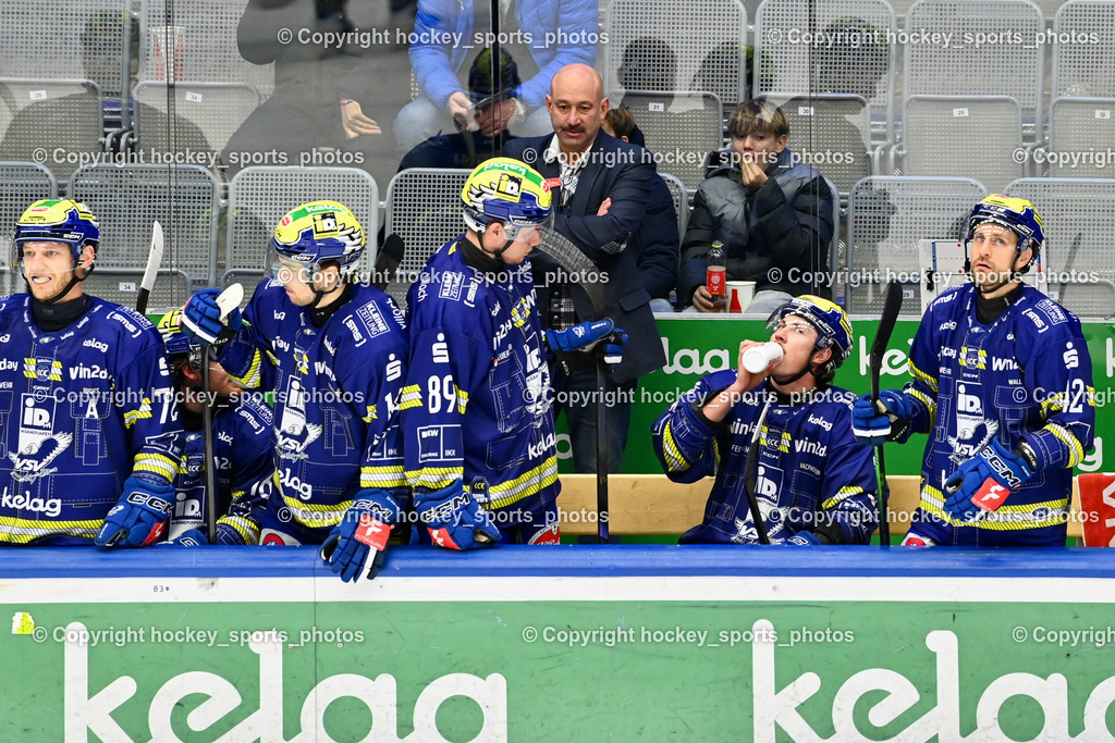 EC IDM WÄRMEPUMPEN VSV vs. Steinbach Black Wings Linz | Spielerbank EC VSV, Herbert Hohenberger Sportdirektor EC VSV, EC IDM WÄRMEPUMPEN VSV vs. Steinbach Black Wings Linz, EC IDM WÄRMEPUMPEN VSV vs. Steinbach Black Wings Linz am 28.11.2025 in Villach (Stadthalle Villach), Austria, (Photo by Bernd Stefan)