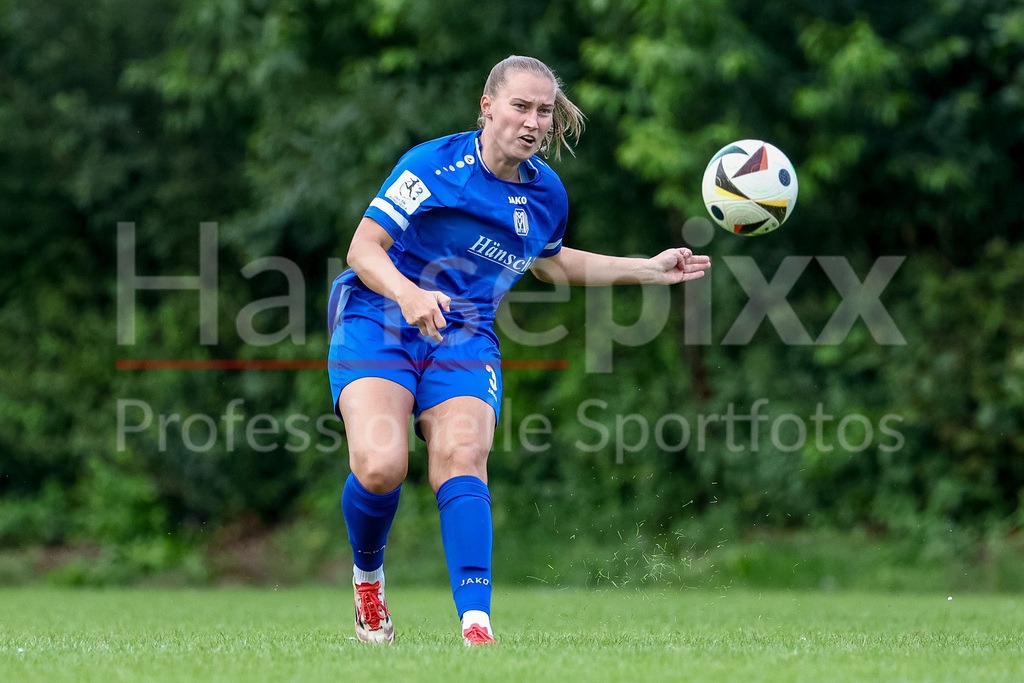Fussball, Testspiel Frauen, SV Meppen - SpVg Aurich | Nina Rolfes (SV Meppen, 3) am Ball, Freisteller, Einzelbild, Ganzkörper, Aktion, Action, Spielszene