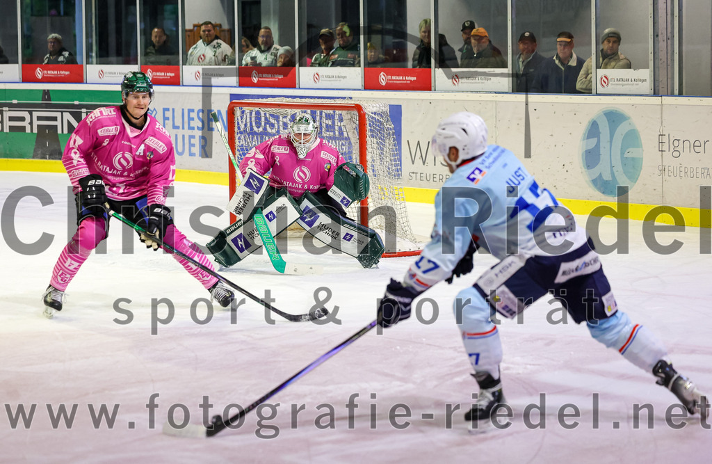 2025-10-05_066_TSV_Erding_gegen_Heilbronner_Falken | Erding, Deutschland, 05.10.2025:Eishockey, Oberliga Süd 2025 / 2026, 6. Spieltag, TSV Erding gegen Heilbronner Falken, Endergebnis: 3:1Elia Ostwald (Erding Gladiators, #17), Torwart Leon Meder (Erding Gladiators, #39), Robin Just (Heilbronner Falken, #17)Foto: Christian Riedel / fotografie-riedel.net
