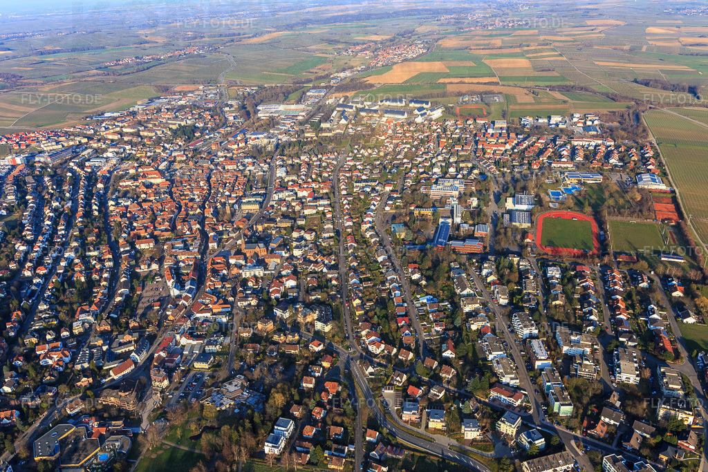 Petronellastraße von Westen | Luftbild: Petronellastraße von Westen in Bad Bergzabern im Bundesland Rheinland-Pfalz in Deutschland. Foto: IMG_105073.jpg vom 24.03.2018 durch Werner Riehm/FLY-FOTO.de - Realisiert mit Pictrs.com