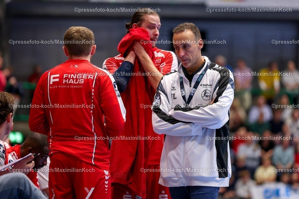 BHC18122501141 | 18.12.2025, Handball, Viertelfinale DHB-Pokal, Bergischer HC - MT Melsungen, Unihalle Wuppertal: Roberto Garcia Parrondo (Melsungen #B) Enttäuscht am Spielfeldrand  