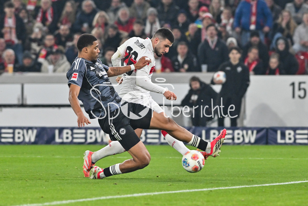 VfB Stuttgart - SG Eintracht Frankfurt | STUTTGART, GERMANY - 13. JANUARY: im Duell Aurele AMENDA (Eintracht Frankfurt 5) und Deniz UNDAV (VfB Stuttgart 26) während dem Bundesligamatch zwischen dem VfB Stuttgart und der SG Eintracht Frankfurt am 17. Spieltag in der MHP-Arena / DFL REGULATIONS PROHIBIT ANY USE OF PHOTOGRAPHS AS IMAGE SEQUENCES AND/OR QUASI-VIDEO
