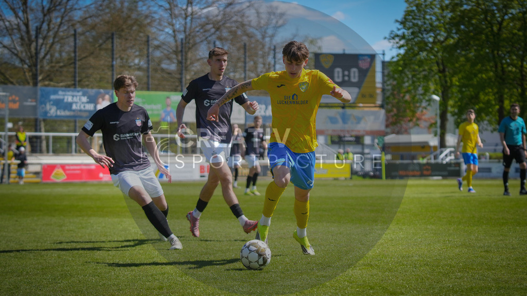 FFußball, Herren, Saison 2025/2026, Regionalliga Nordost, 31. Spieltag, FSV 63 Luckenwalde vs. FSV Zwickau, Sonntag 26.04.2026, Werner-Seelenbinder-Stadion Luckenwalde | Fußball, Herren, Saison 2025/2026, Regionalliga Nordost, 31. Spieltag, FSV 63 Luckenwalde vs. FSV Zwickau, Sonntag 26.04.2026, Werner-Seelenbinder-Stadion Luckenwalde, Im Bild: Tim Schleinitz (gelb, Luckenwalde) - Realisiert mit Pictrs.com