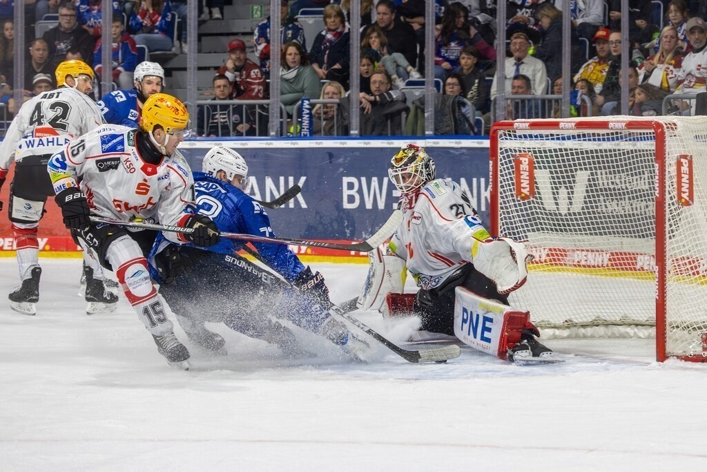 DEL, Deutsche Eishockey Liga Saison 2025/26, Playoff-Viertelfinale, Spiel 3: Adler Mannheim gegen Fischtown Pinguins Bremerhaven | DEL, Deutsche Eishockey Liga Saison 2025/26, Playoff-Viertelfinale, Spiel 3: Adler Mannheim gegen Fischtown Pinguins Bremerhaven***Große Torgefahr durch Zachary Solow (73, Mannheim) - Realisiert mit Pictrs.com