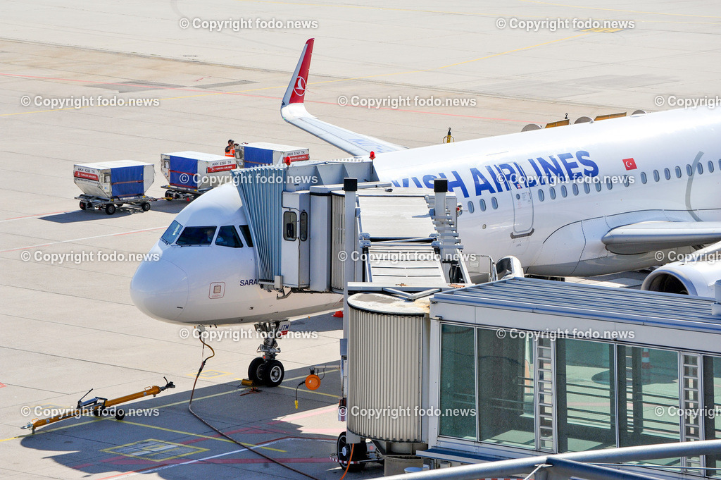 Deutschland_ Baden-Wuerttemberg_ Stuttgart_ Flughafen_ 05.01.2025-9 | 05.01.2025, Deutschland, GER, Baden-Wuerttemberg, Stuttgart, im Bild Turkish Airlines, Stuttgart Airport, Flughafen, Flugfeld, Rollfeld, Vorfeld, Flugzeug, Urlaub, Reise, Business, Start, Landung, Gangway, Feature, Symbolbild