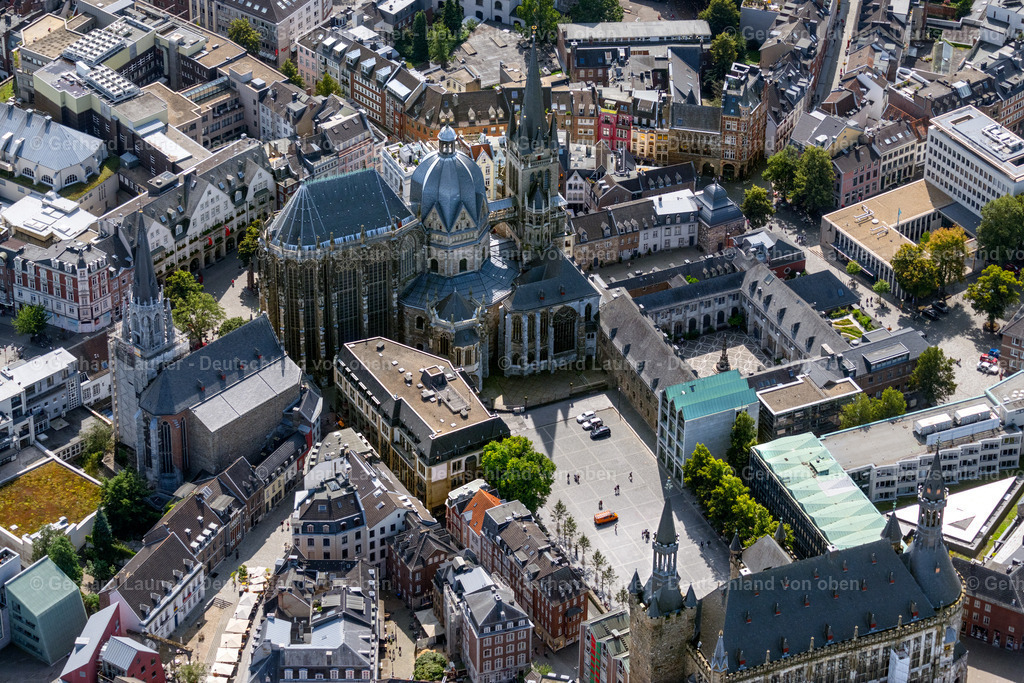 4049073 | Rathaus und  Aachener Dom, auch Hoher Dom zu Aachen, Aachener Münster oder Aachener Marienkirche, ist die Bischofskirche des Bistums Aachen und das bedeutendste Wahrzeichen der Stadt Aachen