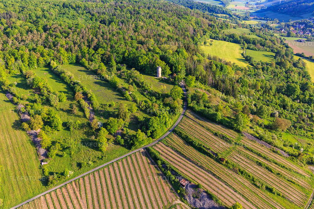 Luftbild: Weikersheimer Wartturm und Weinberge mit Weinlage Weikersheimer Schmecker in Weikersheim im Bundesland Baden-Württemberg in Deutschland. Foto: IMG_146426.jpg vom 10.05.2025 durch Werner Riehm/FLY-FOTO.de