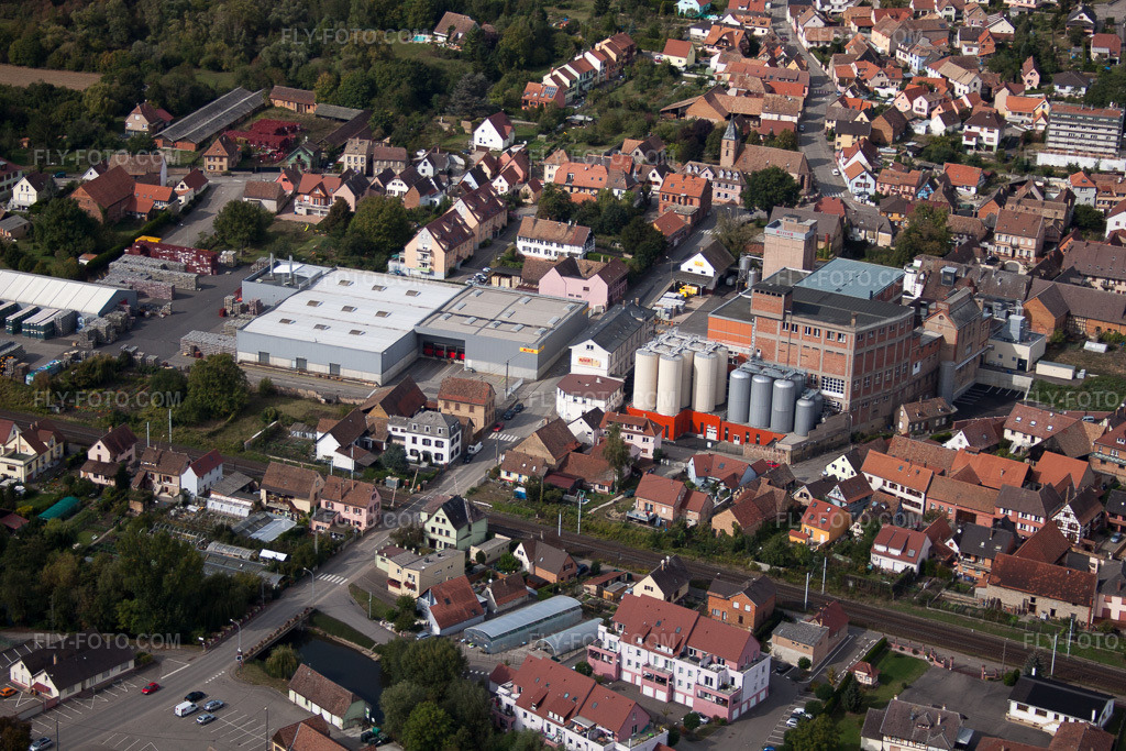 Aerial view: View of the town in Hochfelden in the state Bas-Rhin, France.Photo: IMG_53580.jpg taken on 09/30/2012 by Werner Riehm/FLY-FOTO.comResolution of the original: 4752 x 3168 px