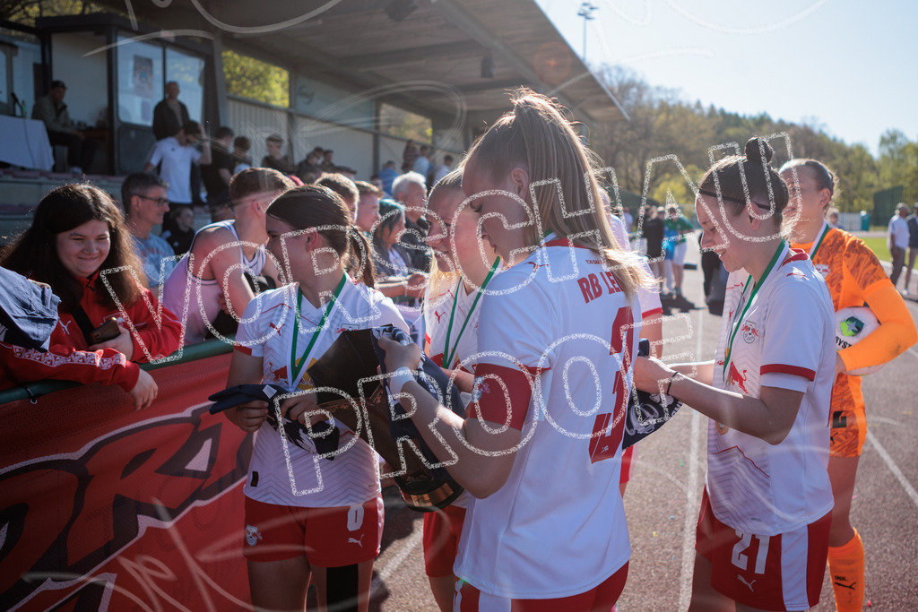 Gipfeltreffen der Frauen: Finale um den Sachsenlotto Landespokal 2026 | Am 1. Mai 2026 trafen im Endspiel des Sachsenlotto Landespokals die Frauen des Chemnitzer FC und die zweite Mannschaft von RasenBallsport Leipzig aufeinander. Vor stimmungsvoller Kulisse kämpften beide Teams ab 15:00 Uhr um die begehrte Trophäe des sächsischen Fußballs. Diese Galerie zeigt die Highlights, packende Zweikämpfe und die emotionalsten Momente des Finaltags. - Realisiert mit Pictrs.com
