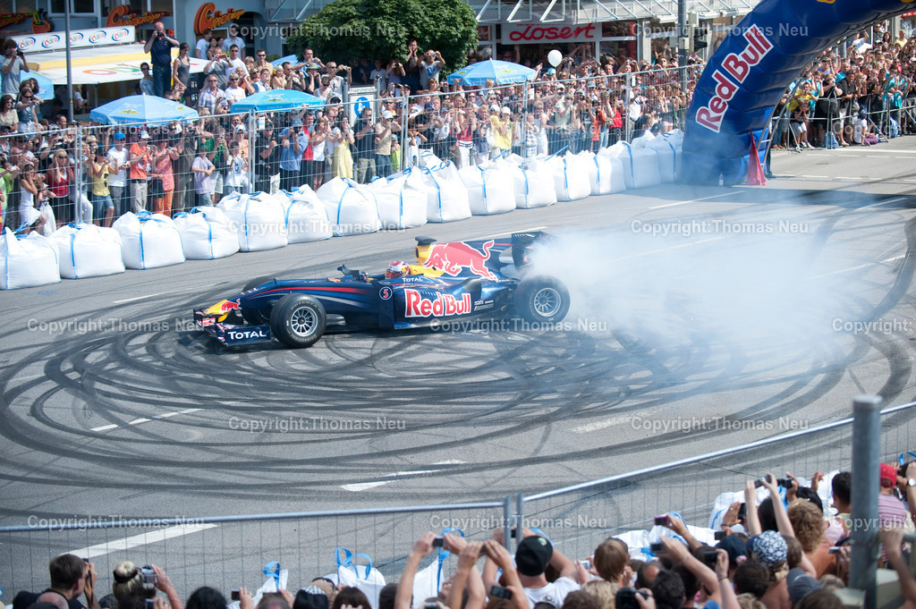 _DSC7244 | Sebastian Vettel beim spektakulären „Home Run“ in Heppenheim: Der Formel-1-Weltmeister fährt im Red-Bull-Rennwagen über die zur Rennstrecke umfunktionierte B3 in seiner Heimatstadt. Tausende Fans feiern ihren Lokalhelden.