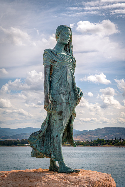 Bronzestatue Regina steht am Wasser in Latchi bei Polis auf Zypern | Bronzestatue Regina steht am Wasser in Latchi bei Polis auf Zypern
