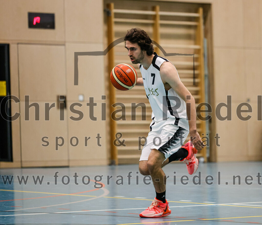 2022-12-03_017_TSV_Vaterstetten_gegen_TG_Landshut | Vaterstetten, Deutschland, 03.12.2022:
Basketball, Bayernliga Herren Südost 2022 / 2023, 7. Spieltag, TSV Vaterstetten gegen TG Landshut, Endergebnis: 71:78

Luca Maurice Kohll (TSV Vaterstetten, #7)

Foto: Christian Riedel / fotografie-riedel.net