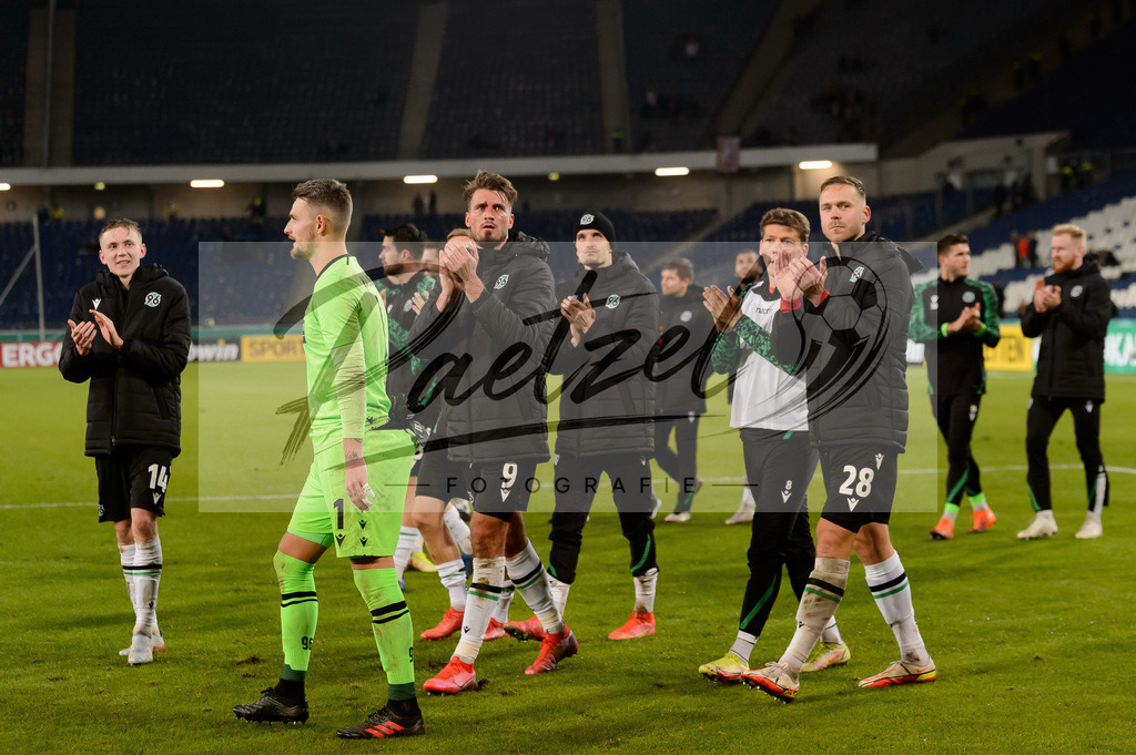 H96DUS20211027_077 | Fussball, Herren: . Spieler von Hannover 96 Schlussjubel, jubelt ueber den 3:0 Sieg bei dem Spiel der 2. Runde im DFB-Pokal zwischen Hannover 96 und Fortuna Duesseldorf in der HDI-Arena am 27.10.2021 in Hannover, Deutschland.DFB / DFL REGULATIONS PROHIBIT ANY USE OF PHOTOGRAPHS AS IMAGE SEQUENCES AND/OR QUASI-VIDEO. - Realisiert mit Pictrs.com