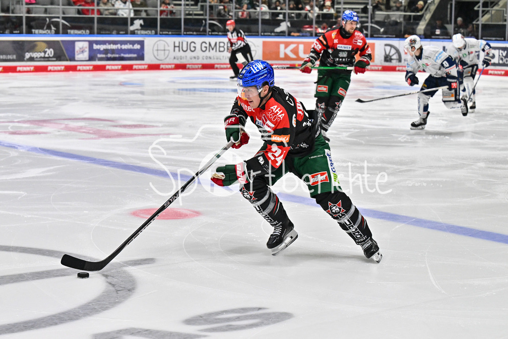 Augsburger Panther - Iserlohn Roosters | am Puck T. J. TREVELYAN (Augsburger Panther #24) / Freisteller / Einzelfoto / DEL: Augsburger Panther - Iserlohn Roosters, Curt Frenzel Stadion am 17.11.2024