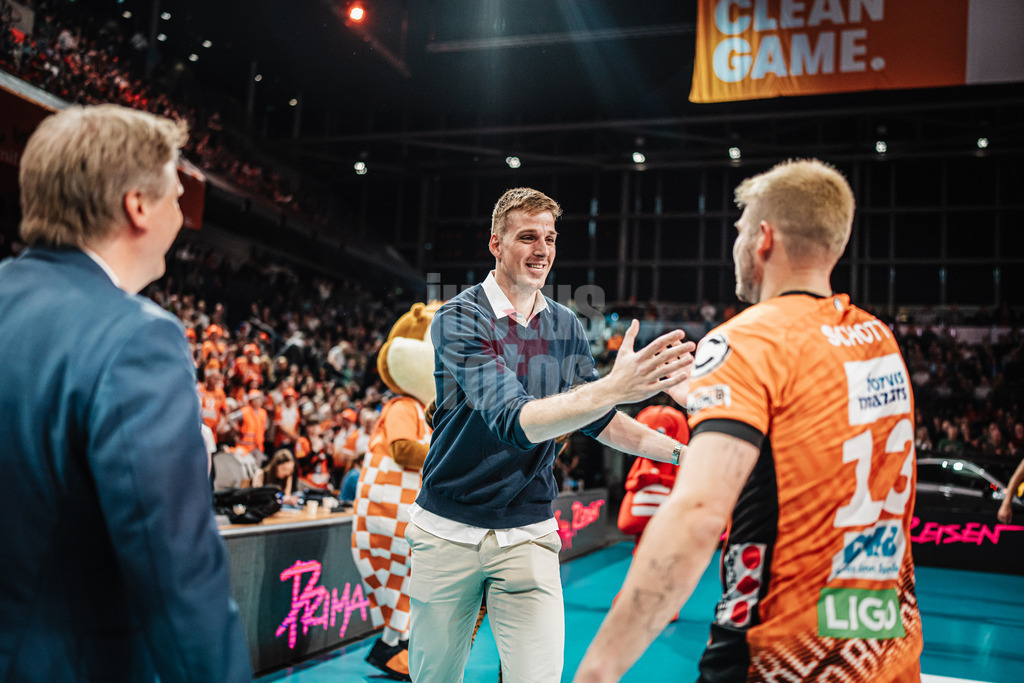 Volleyball | Herren | Saison 2024/2025 | 1. Volleyball Bundesliga Männer | Finale | BERLIN RECYCLING Volleys vs. SVG Lüneburg | 03.05.2025 | Saso Stalekar (mitte) besucht seinen Ex-Club und schlägt ein mit Ruben Schott (#13, Berlin Recycling Volleys)