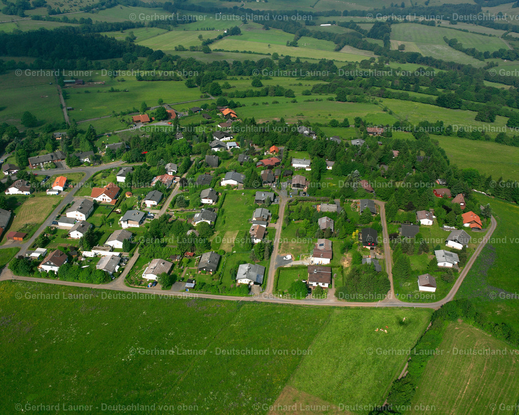 2615836 | HERCHENHAIN 09.06.2006 Landwirtschaftliche Nutzflächen und Feldgrenzen  umsäumen das Siedlungsgebiet des Dorfes in Herchenhain im Bundesland Hessen, Deutschland // Agricultural land and field boundaries surround the settlement area of the village  in Herchenhain in the state Hesse, Germany Foto: Gerhard Launer