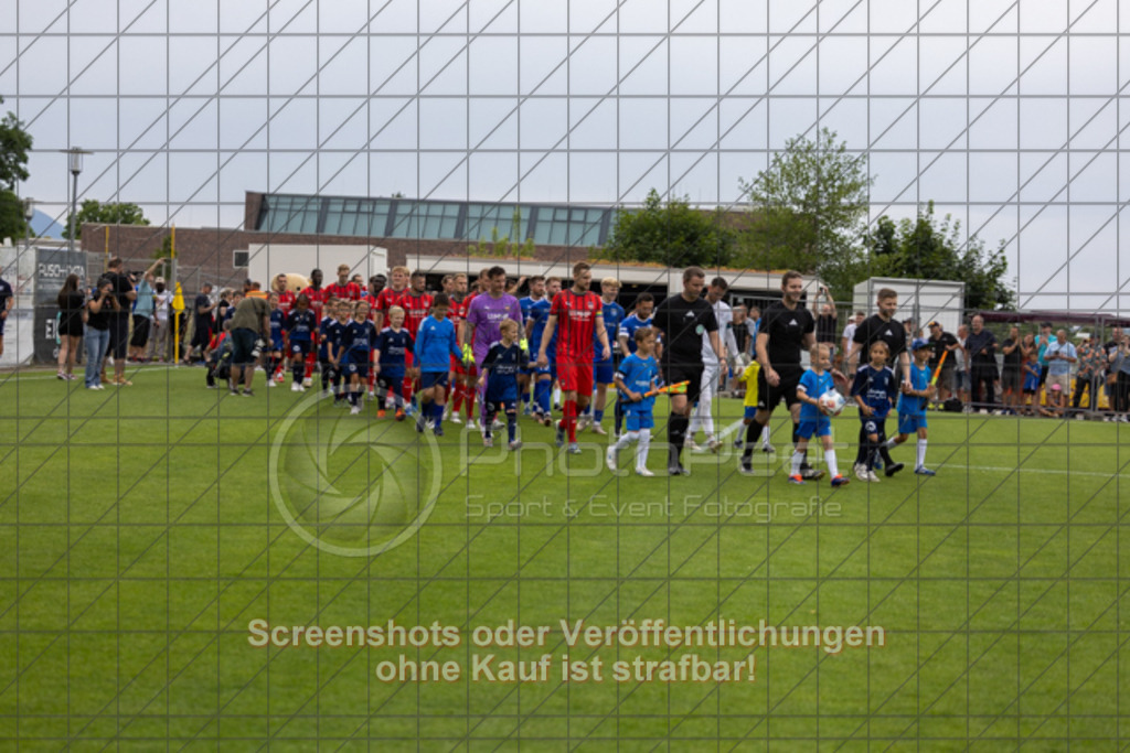 20250706_153147_0611 | #,TSG Salach (blau) vs. 1.FC Heidenheim (rot), Fußball, Freundschaftsspiel - WfV, Saison 2025/2026, Rasensportplatz, Staufenecker Str. 41, 73084 Salach, 06.07.2025 - 15:30 Uhr,Foto: PhotoPeet-Sportfotografie/Peter Harich