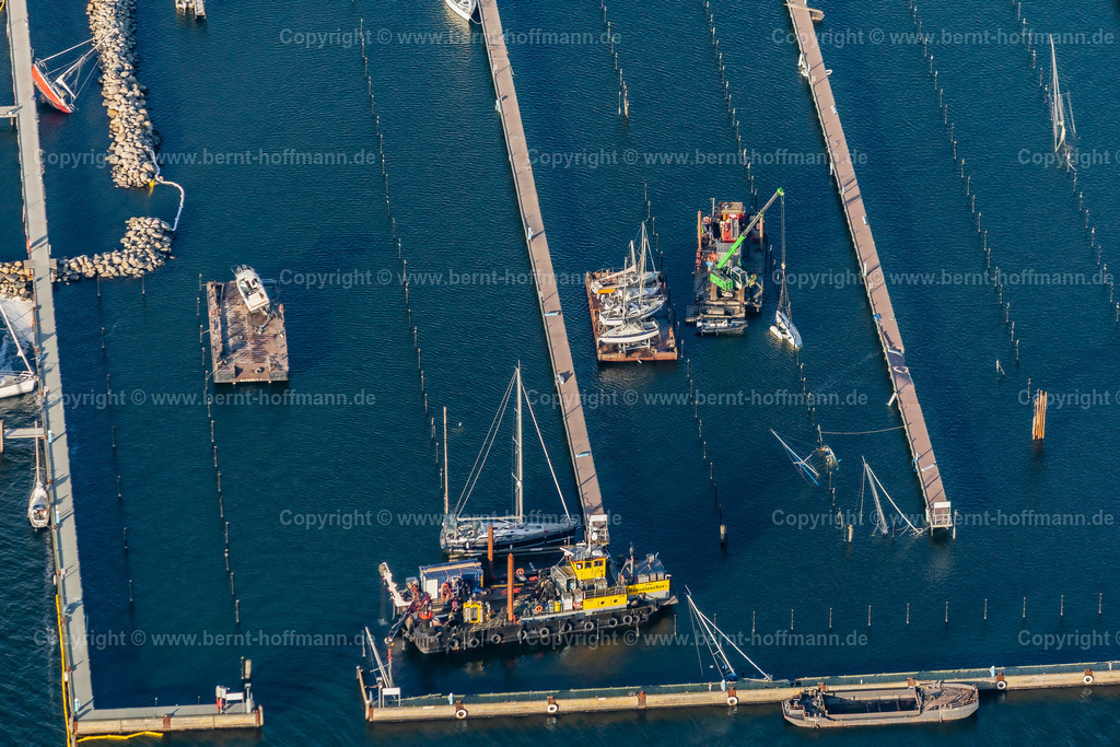 PLB_6754mod_Maasholm_Sturmschaden_75x50 | LUFTBILD. Maasholm - havarierte Boote und Yachten. __ Zweiter Fotoflug über die Region SH-Nordost nach dem Oststurm vom 19. und 20. Oktober 2023. __ Maasholm -Hafen mit gesunkenen und schwer beschädigten Booten und Yachten sowie ramponierten Brückenanlagen. __ Im Yachthafen sind erkennbar mehr als zehn getauchte Boote. Eine Segelyacht steht auf einer Brücke (links im Bild). Bergungsschiffe und Lagerpontons. - Realisiert mit Pictrs.com