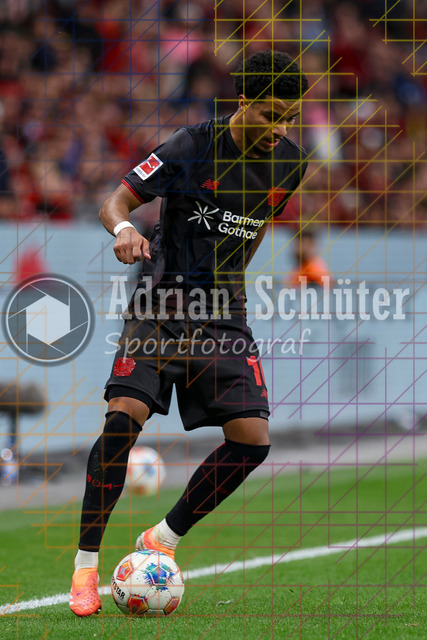 Bayer 04 Leverkusen vs Borussia Mönchengladbach - Bundesliga  | Leverkusen, Deutschland, 21.09.25:   Malik Leon Tillmann (Bayer 04 Leverkusen) in Aktion am Ball, Einzelaktion waehrend des Spiels der Bundesliga zwischen  Bayer 04 Leverkusen vs Borussia Mönchengladbach in der BayArena(Foto von Brauer-Fotoagentur / Adrian Schlueter)