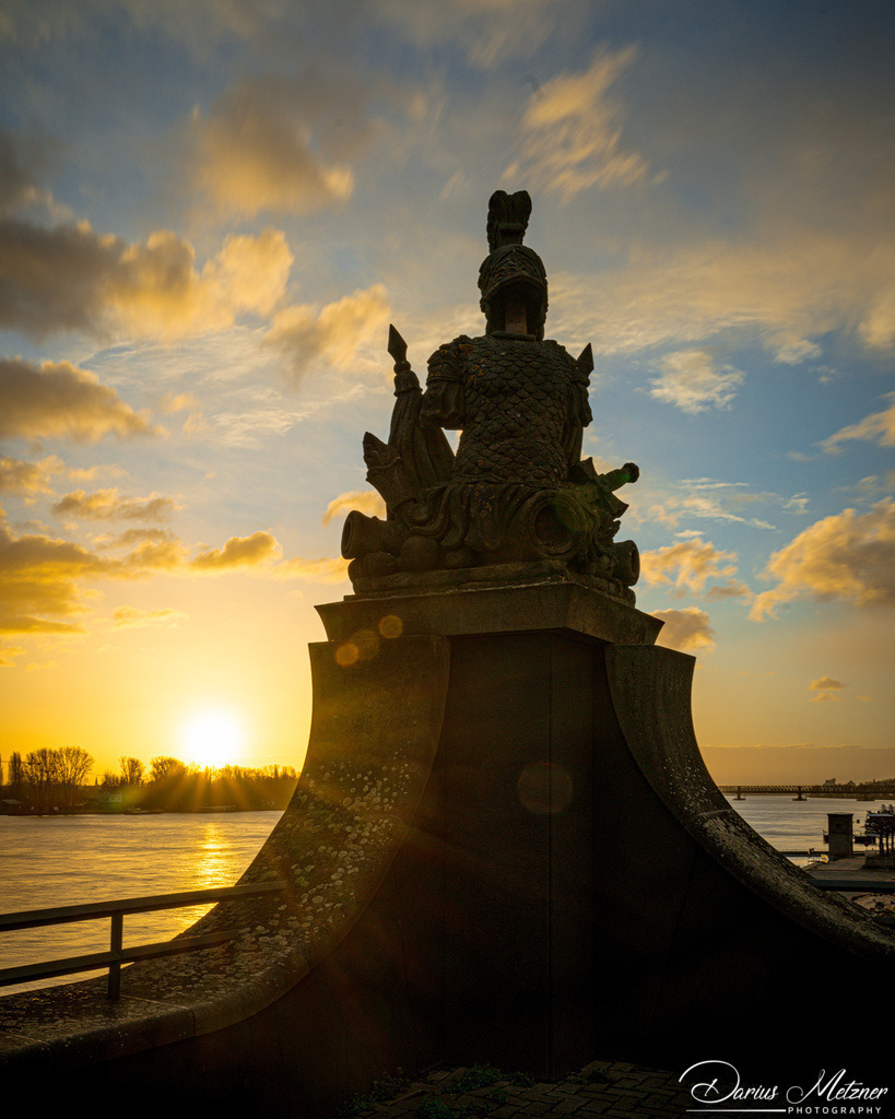 Der Brückenkopf der Theodor-Heuss-Brücke | Der Brückenkopf der Theodor-Heuss-Brücke