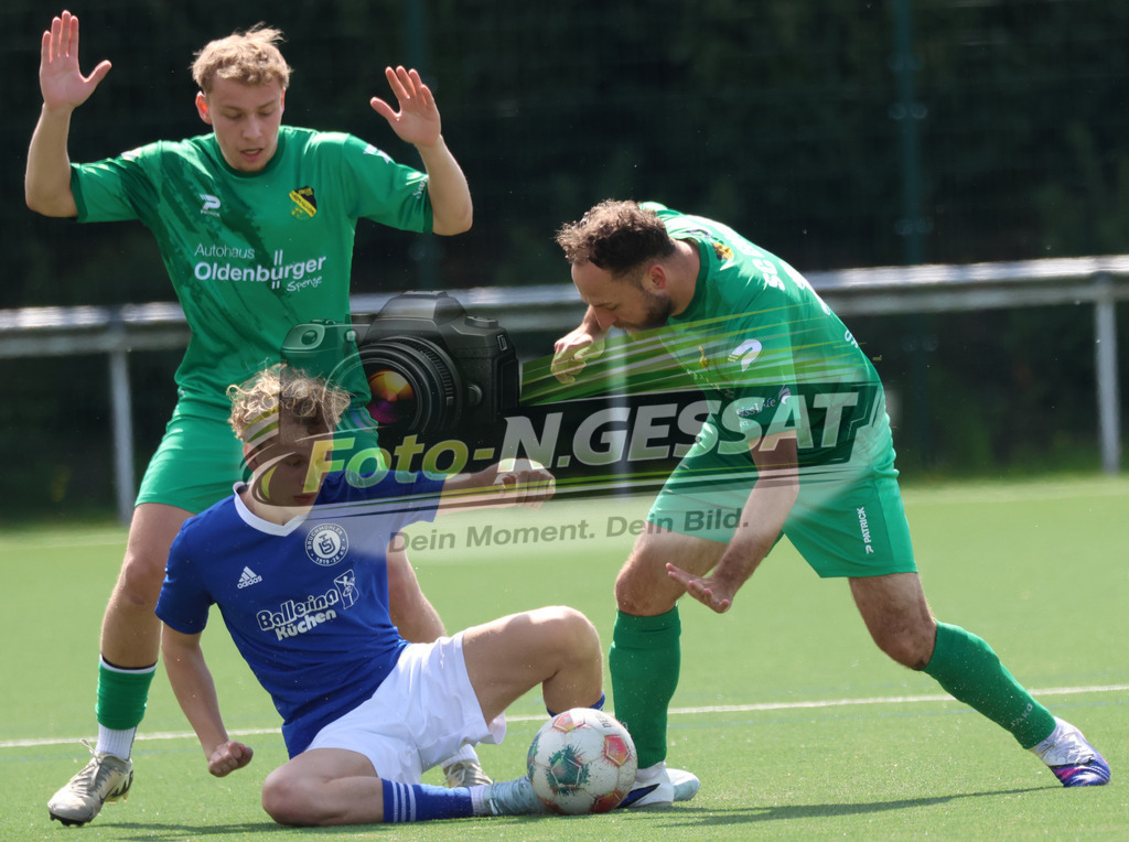 SC Enger - TuS Bruchmühlen | Auf dem Bild zu sehen: grün SC Enger v.l.: Alexander Geiger, Alexander Tiefenbach ; blau TuS Bruchmühlen: Ben Joris MeyerSC Enger, TuS Bruchmühlen, Saison 25/26, Kreisliga A, Enger, Deutschland - Realisiert mit Pictrs.com