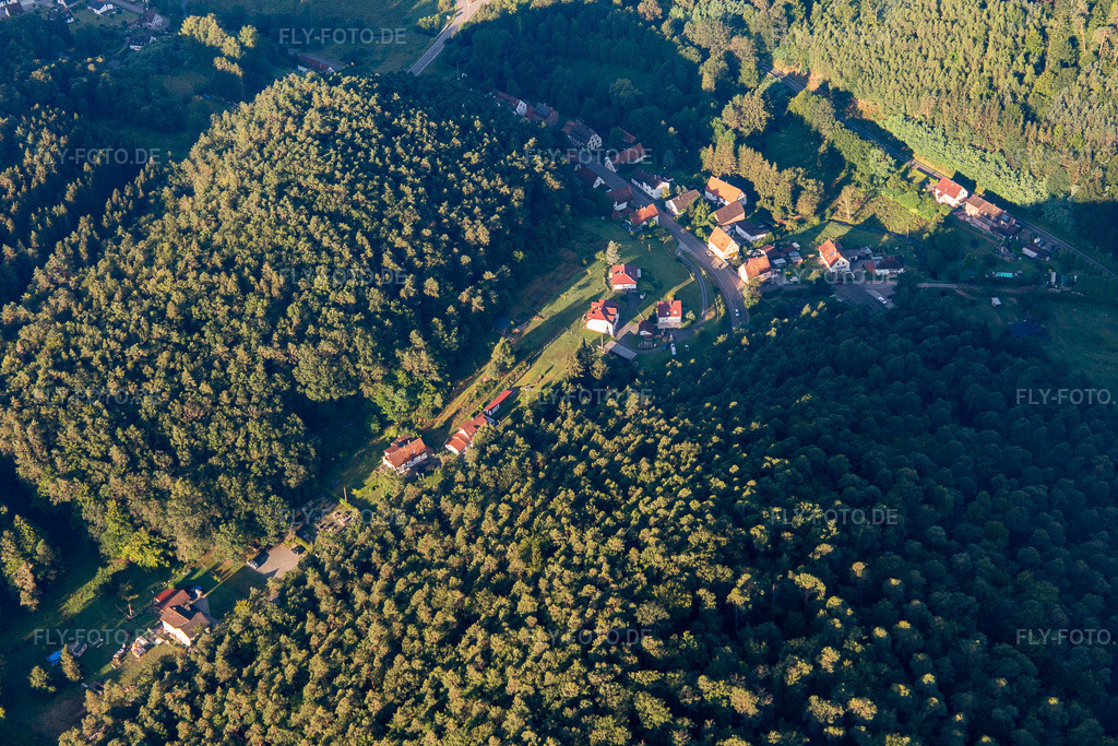 Luftbild: Ortsansicht von Norden im Ortsteil Salzwoog in Lemberg im Bundesland Rheinland-Pfalz in Deutschland. Foto: IMG_143092.jpg vom 06.08.2024 durch Werner Riehm/FLY-FOTO.de