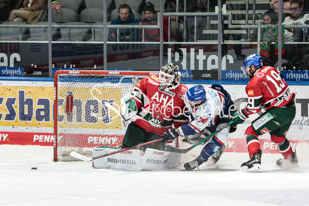 Augsburger Panther - Adler Mannheim | Ryan MacINNIS (MAN #74) bringt den Puck nicht an Markus KELLER (AEV #35) vorbei
