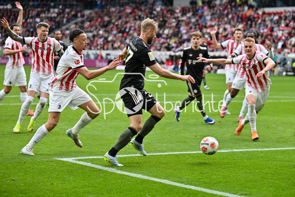 SC Freiburg - FC Bayern München | FREIBURG, GERMANY - 04. APRIL: im Duell Derry Lionel SCHERHANT (SC Freiburg 7) und Konrad LAIMER (FC Bayern Munich 27) während dem Bundesligamatch zwischen dem SC Freiburg und dem FC Bayern München am 28. Spieltag im Europa-Park Stadion / DFL REGULATIONS PROHIBIT ANY USE OF PHOTOGRAPHS AS IMAGE SEQUENCES AND/OR QUASI-VIDEO