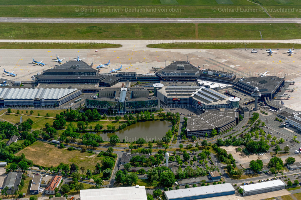 4030868 | LANGENHAGEN 02.06.2020 Start- und Landebahnen auf dem Gelände des Flughafen Hannover Langenhagen im Norden von Hannover in Niedersachsen. // Runway on the grounds of the airport Hannover Langenhagen in the state Lower Saxony. Foto: Gerhard Launer