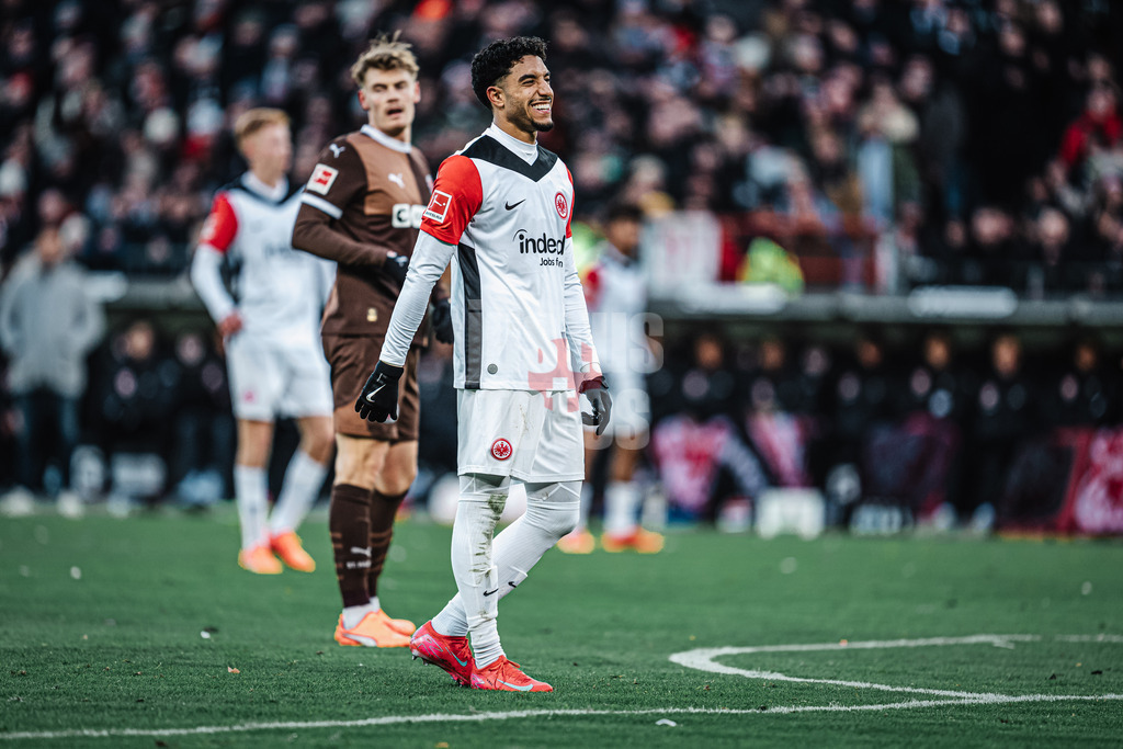 Fußball | Männer | Saison 2024/2025  | Fußball-Bundesliga | 16. Spieltag | FC St. Pauli vs. Eintracht Frankfurt | 11.01.2025 | Omar Marmoush (#7, Eintracht Frankfurt) freut sich