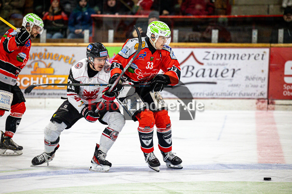 TSV Peißenberg MINERS gegen EV Dingolfing ISAR RATS | Eishockey Bayernliga Herren Vorrunde 2024/25, TSV Peißenberg MINERS gegen EV Dingolfing ISAR RATS, 20241215,Duell zwischen Maximilian HUBER (Isar Rats 28) und Julian REISS (MINERS 33),2024-12-15 in Peißenberg (Eisstadion Peißenberg)Maximilian HUBER (Isar Rats 28), Julian REISS (MINERS 33)Copyright: WolfgangxLindner foto-lindner.de