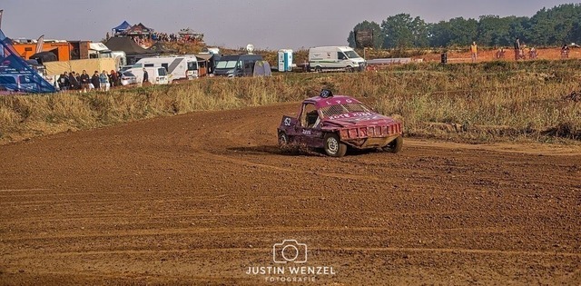 _DSC5793_ergebnis | 
Natürlich, hier ist eine Meta-Beschreibung, die sich aus dem Text ableitet:

Entdecke die Welt der Fotografie durch die Linse von Justin Wenzel, einem 23-jährigen Fotografen, der seit 2016 seine Leidenschaft für die Kunst entfaltet. Von Portraits über Ti - Realisiert mit Pictrs.com