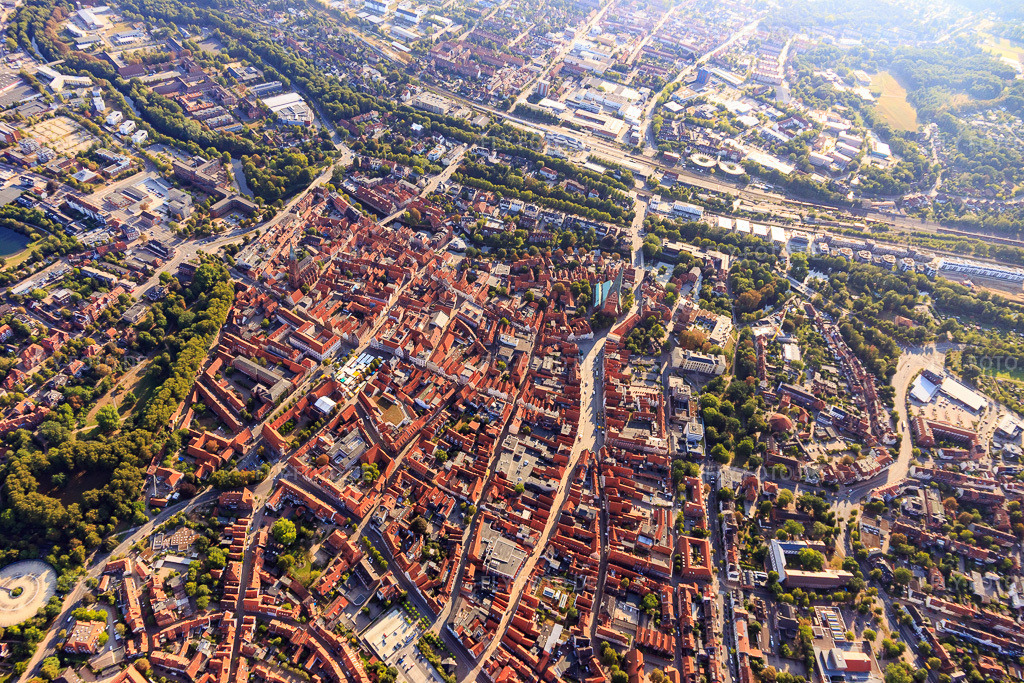 Luftbild: Altstadt aus Westen mit Am Sande in Lüneburg im Bundesland Niedersachsen in Deutschland. Foto: IMG_110372.jpg vom 18.08.2018 durch Werner Riehm/FLY-FOTO.de