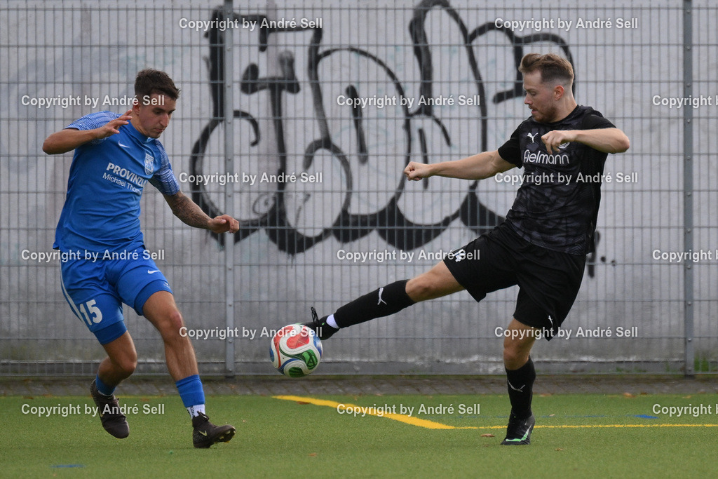 TSV Klausdorf vs SV Dörpum | Stian-Petter Waschko (Klausdorf #14) vs Simon Bahnsen (Dörpum #15) / Fußball-Landesliga Schleswig Männer 2026/2027 / TSV Klausdorf vs SV Dörpum / Kunstrasenplatz Klausdorf / Schwentinental / 17.10.26 - Realisiert mit Pictrs.com