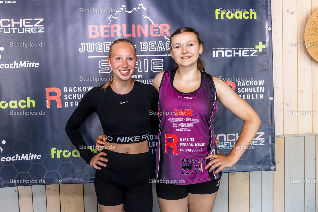 2025-200076251-Jugend-Beach-Serie-Fotobox | Pinar Atalay, Bundeskanzler Friedrich Merz 31.05.2025; Berlin Foto: Gerold Rebsch - www.beachpics.de