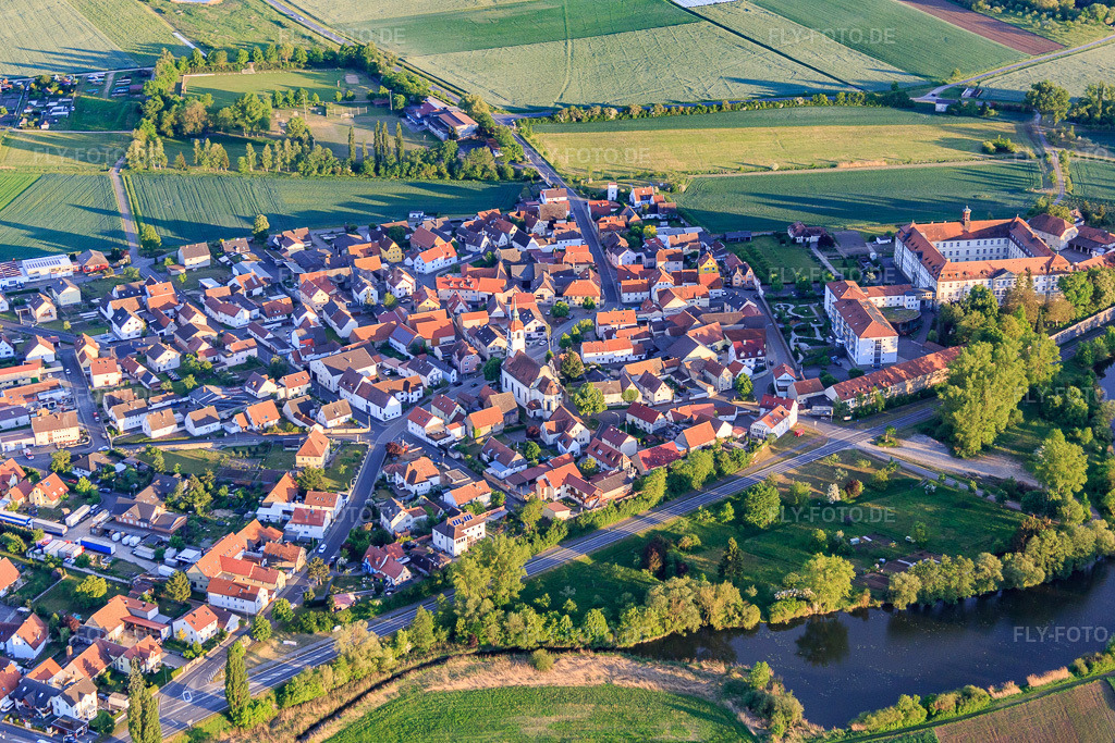 Luftbild: Kloster Maria Hilf von Nordwesten jenseits des Unkenbach mit Wilder See im Ortsteil Heidenfeld in Röthlein im Bundesland Bayern in Deutschland. Foto: IMG_079143.jpg vom 15.05.2015 durch Werner Riehm/FLY-FOTO.deHaus Maria Hilf - Einrichtung der Erlöserschwestern Würzburg