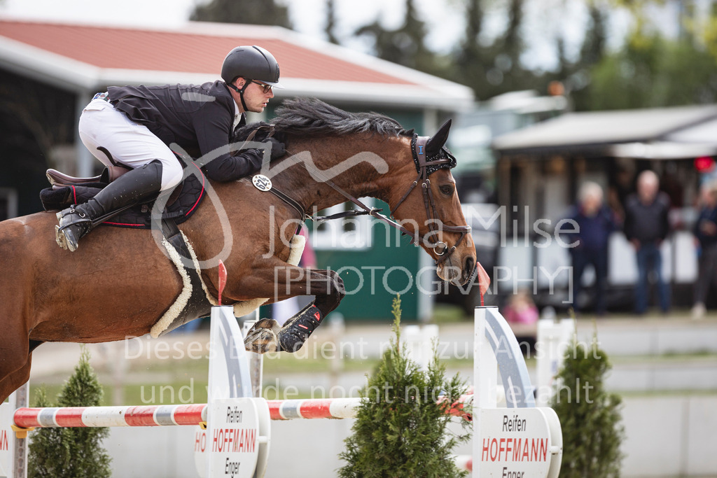 240428_Spenge_M2-Spr-103 | Deine schönsten Turniermomente als professionelle Fotos! Entdecke hochwertige Pferdesport-Fotografie im Online-Shop. Jetzt Fotos finden & bestellen!