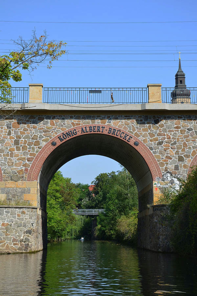 Karl-Heine-Kanal - König-Albert-Brücke | Entdecke über 20 Kategorien Leipzig-Motive: Foto-Downloads, hochwertige Poster, Leinwand- & Fine-Art-Prints. Jetzt Lieblingsfoto im Bildlexikon Leipzig Shop bestellen!