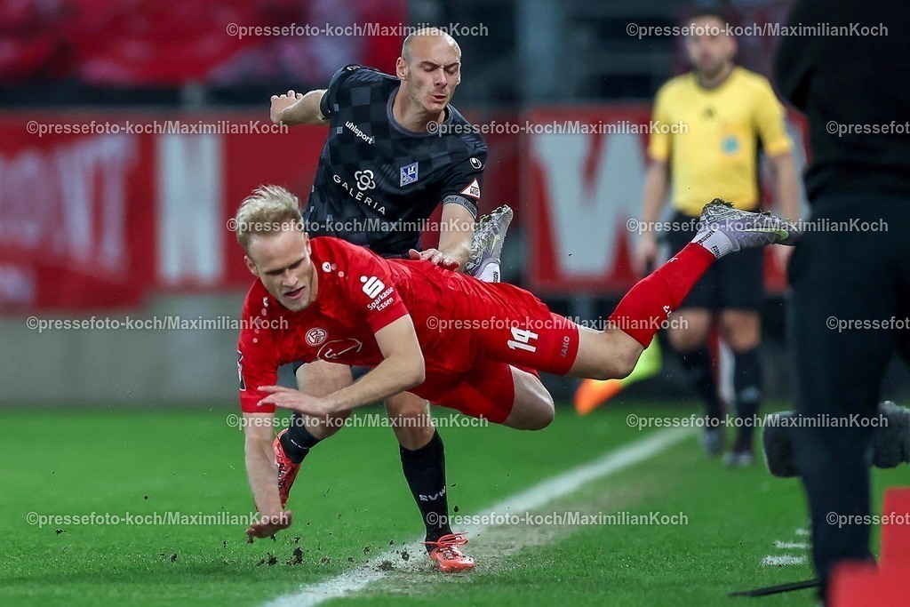 RWE09032501003 | 2025.03.09, Fußball, 3.Liga, Rot-Weiss Essen - SV Waldhof Mannheim, Stadion Hafenstraße, Saison 2024 2025: Henning Matriciani (SV Mannheim #20) im Zweikampf gegen Lucas Brumme (RWE #14)DFB regulations prohibit any use of photographs as image sequences and or quasi-video.