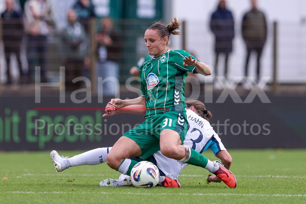 Fussball, Google Pixel Frauen-Bundesliga, SV Werder Bremen - TSG 1899 Hoffenheim | v.li.: Verena Wieder (SV Werder Bremen, 31) und Chiara Hahn (TSG 1899 Hoffenheim, 23) im Zweikampf, Duell, Dynamik, Aktion, Action, Spielszene, DIE DFB-RICHTLINIEN UNTERSAGEN JEGLICHE NUTZUNG VON FOTOS ALS SEQUENZBILDER UND/ODER VIDEOÄHNLICHE FOTOSTRECKEN. DFB REGULATIONS PROHIBIT ANY USE OF PHOTOGRAPHS AS IMAGE SEQUENCES AND/OR QUASI-VIDEO.