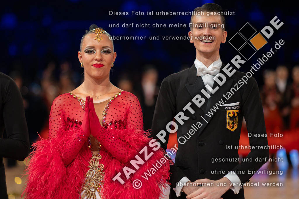 20251206-05858 | Hier finden Sie Tanz Bilder vom Latein und Standard Formationen tanzen. Sportbilder vom Tanzsport. Schöne Fotos und von Weltmeisterschaft, Europameisterschaft, Bundesliga, Regionalliga, Oberliga und Landesliga sowie von GOC Stuttgart, DanceComp, WM Bremen