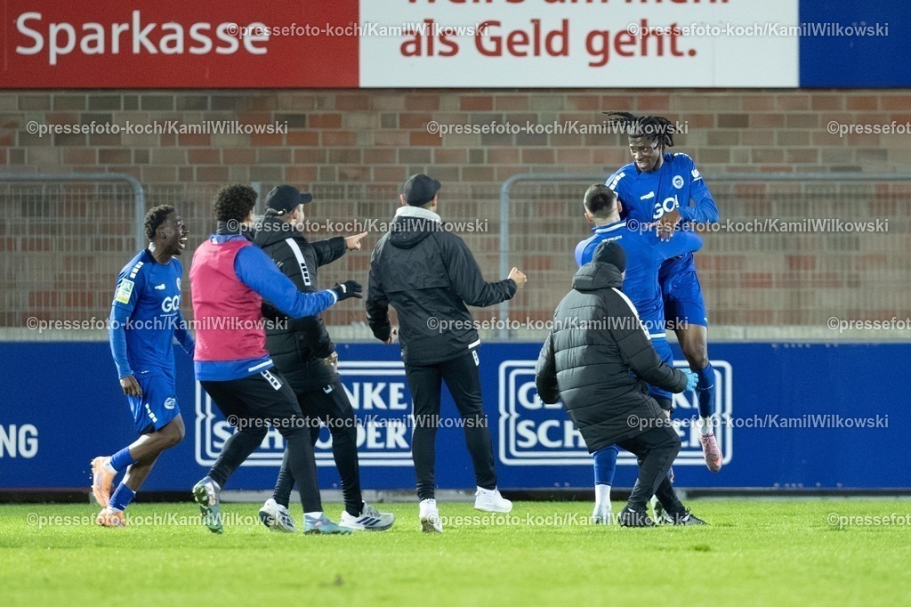 xKWI31102501159 | 31.10.2025, xkwix, Fußball, Regionalliga West, VfL Sportfreunde Lotte - FC Gütersloh, Stadion am Lotter Kreuz: Torjubel nach dem Tor zum 2:0 durch Isaak Nwachukwu (VfL Sportfreunde Lotte #18)