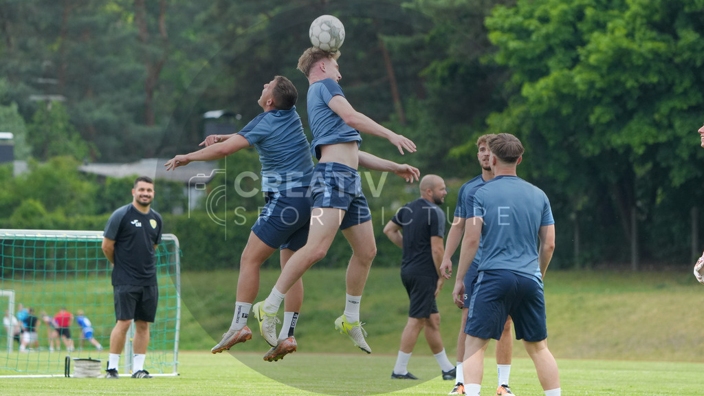 Fußball, Herren, Saison 2025/2026, Regionalliga Nordost, Trainingsauftakt des FSV 63 Luckenwalde am 18.06.2025 im Werner-Seelenbinder-Stadion, | Fußball, Herren, Saison 2025/2026, Regionalliga Nordost, Trainingsauftakt des FSV 63 Luckenwalde am 18.06.2025 im Werner-Seelenbinder-Stadion, Im Bild: Im Kopfballduell Lucas Will (l.) und Philipp Kühn (r.) - Realisiert mit Pictrs.com