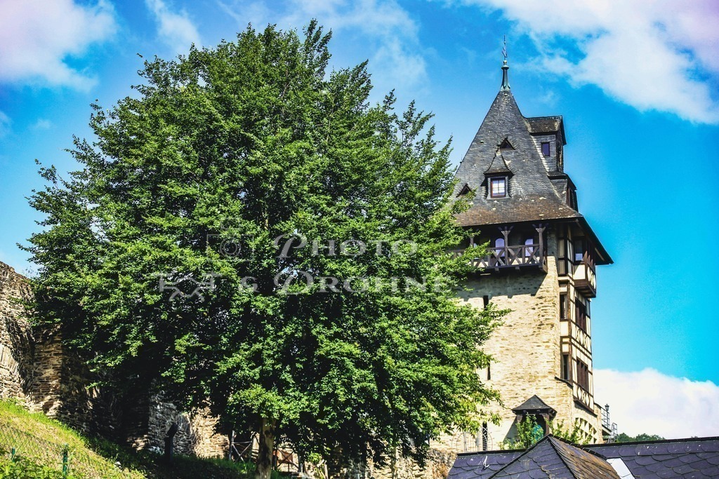 Oberwesel-2-4 | Im Kuhhirtenturm in Oberwesel am Rhein wohnte früher der stadtische Kuh- und Ziegenhirte. Eer hatte auch die Aufgabe bei Gefahr die Feuerglocke zu läuten. - Realisiert mit Pictrs.com