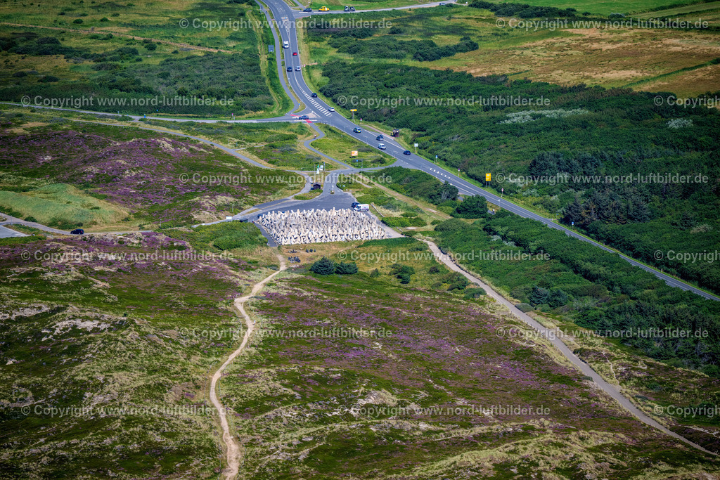 Sylt_Westerland_Lagerung_Der_Tetrapoden_ELS_6184130825 | SYLT 13.08.2025 Abstellfläche für Beton Tertapoden "Strandbefestigung" in Westerland auf Sylt im Bundesland Schleswig-Holstein, Deutschland. // Storage area for concrete tertapods "beach fortification" in Westerland on Sylt in the state Schleswig-Holstein, Germany. Foto: Martin Elsen