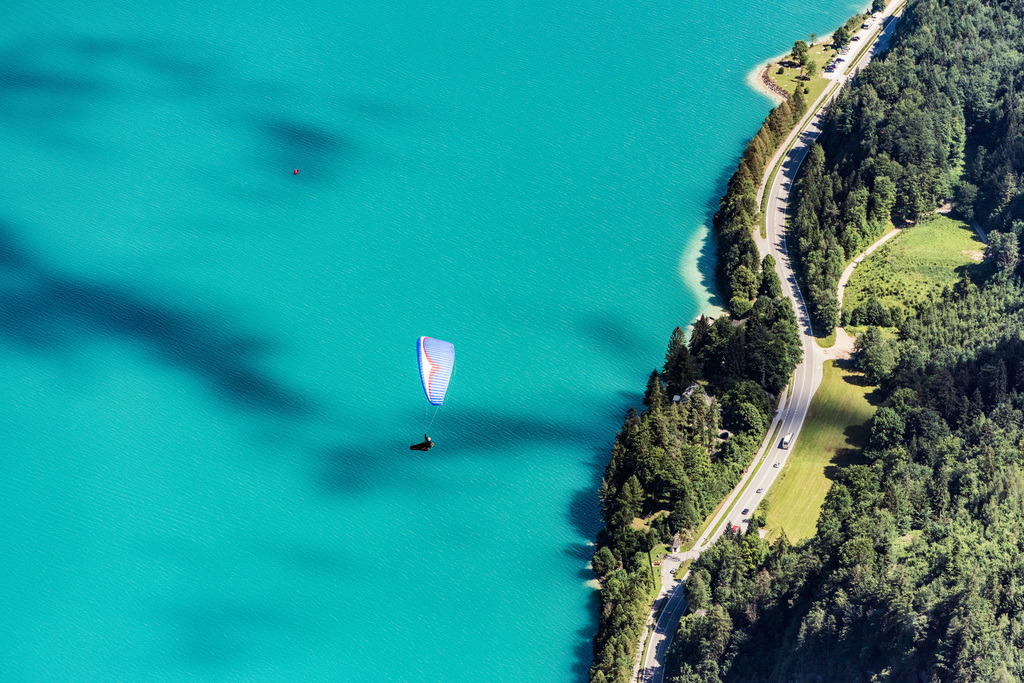 dr__0010242.jpg | GSCHWAND 05.07.2017 Gleitschirmflieger am Wolfgangsee. // Paragliders at the Wolfgangsee. Foto: Daniel Reiter
