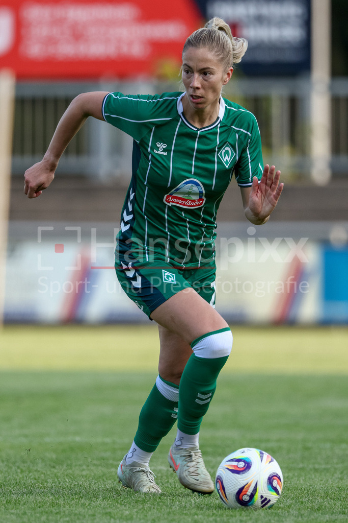 Fussball, Testspiel Frauen, SV Meppen - SV Werder Bremen | Sharon Beck (SV Werder Bremen, 27) am Ball, Freisteller, Einzelbild, Ganzkörper, Aktion, Action, Spielszene